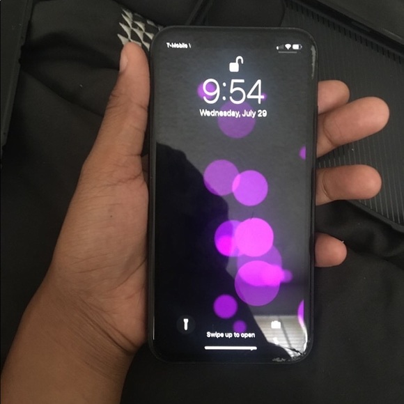 iPhone 11 - Picture 1 of 3